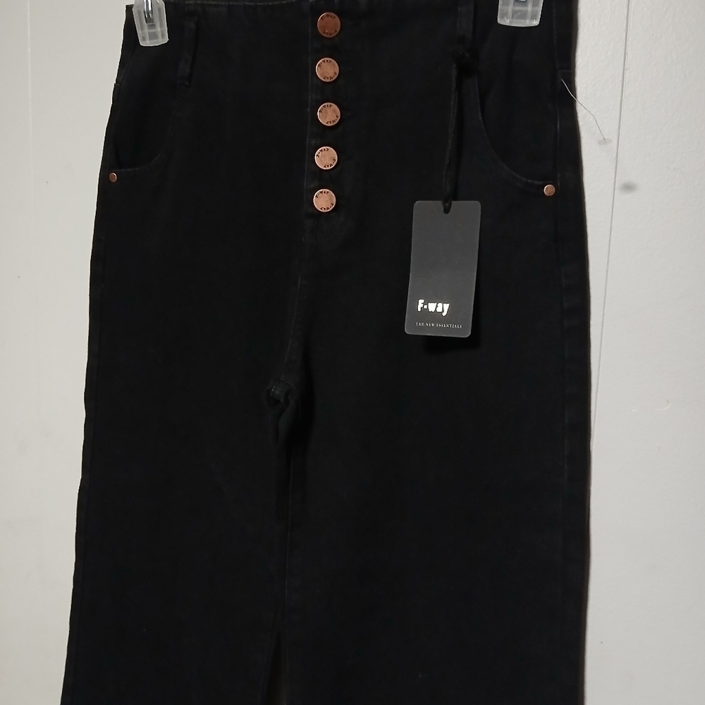 F-way brand NWT ladies black capris. - Picture 4 of 9